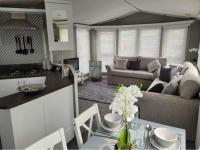 Palm Grove 28 - Golden Palm - Central heating, pet friendly, WiFi, bed linen - Meadow Lakes Caravan & Lodge Hire - B&B Chapel Saint Leonards