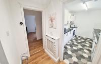 2 Bed Spacious Apartment, Sleeps 5, Free Wifi, Free Parking, Amenities Nearby, Good Transport Links Nearby, Contractors and Holidays - Chambres d’hôtes