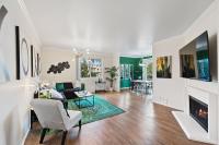 B&B Los Angeles - Beverly Hills Glamour Oasis 2 BR Apt with Parking 304 - Bed and Breakfast Los Angeles