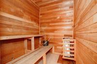 The Great Escape–2 Bdrm w/Private Sauna in Village - B&B