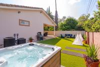 Regal 4 bed with hot tub close to Universal sleeps 15 - Bed and Breakfast Los Angeles