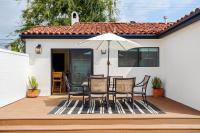 Designer 2 bed near Universal sleeps 8 hot tub - Chambres d’hôtes Los Angeles
