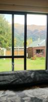 Lake Hawea Cabin with Mountain Views- OUTDOOR BATH! - Chambres d’hôtes Lake Hawea