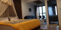 Habitación con cama extragrande y vistas al mar