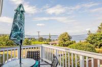 Charming beach home with Ocean & Mt. Baker View - B&B Camano