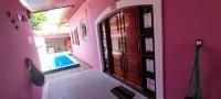 Casa Rosa de Peruíbe - Casa de Temporada 3 dormitórios, 10 hóspedes, piscina, wi-fi, netflix, 800 metros da praia - Chambres d'hôtes Peruíbe