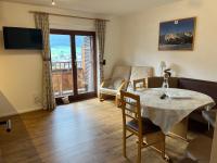 Apartamento de 2 dormitorios con balcón y vistas a la montaña 