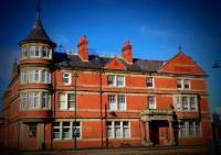 VALE VIEW APARTMENT, Prestatyn, North Wales - a smart and stylish, dog-friendly holiday let just a 5 min walk to beach & town! - B&B