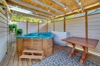 Hot Tub, 5 Mi to Lumen Field! Newly Updated Home - Chambres d'hôtes Seattle