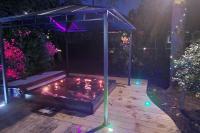 Mini maison Tiny house 6 per 3800m2 jardin Jacuzzi - Bed and Breakfast