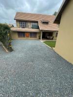 OAK HOUSE, Entire holiday home, Self catering, fully equipped, double storey, 3 bedroom, 2 bathroom, outside entertainment, Braai area, 300sqm home - Chambres d'hôtes Hillcrest