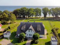 B&B Lobbe - Reethus am Strand - Haushälfte 2 mit Kamin, Sauna - Bed and Breakfast Lobbe