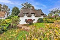 Finest Retreats - Chocolate Box Cottage - B&B