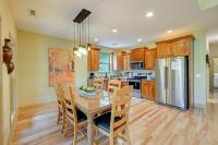 Bright Bryson City Cabin with Fire Pit and Hot Tub! - Chambres d’hôtes Bryson City