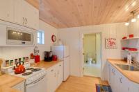 Beachfront Brooklin Studio with Private Balcony! - Ferienwohnung Brooklin