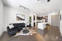 Downtown Houston Deluxe King Suite with Spa Amenities, Pool and Free Parking - Chambres d’hôtes
