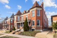 B&B St Louis - Exquisitely Designed Townhome - JZ Vacation Rentals - Bed and Breakfast St Louis