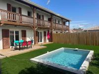 Maison 100m2 4 chambres avec piscine jardin paysage - Bed and Breakfast