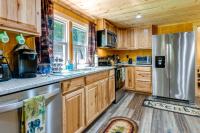 Furnished Deck Rustic Cabin in Cosby! - B&B Cosby