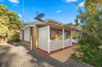 Relaxed Urangan Living at the Poolside Bungalow - B&B