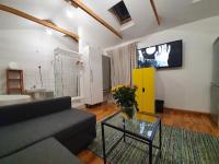AMAZING OPEN PLAN LIVING - B&B