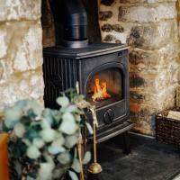 B&B Northleach - Delightful Cotswold Cottage for two, Log Burner, Garden & Dog Friendly - Bed and Breakfast Northleach