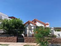 House with enclosed yard- 1km to the beach- big garden - Chambres d’hôtes San Carlos