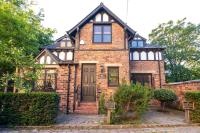 Detached house with gated parking in Whalley Range - B&B