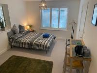 B&B Newhaven - Very large double room with corner sofa and Sky TV - Bed and Breakfast Newhaven