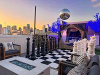 The Oasis Checkmate Stunning Rooftop with Views - B&B Houston