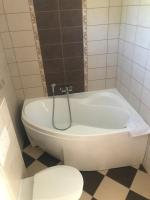 Dreibettzimmer mit Badewanne