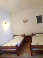 Studio (5 Adults)