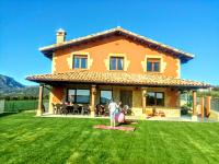 Casa rural Navarra para niños, accesible para grupos grandes de 14-16 personas Belastegui II - Chambres d'hôtes Eulz