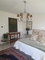 Habitación con cama extragrande y balcón