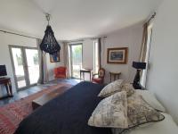Habitación con cama extragrande y balcón