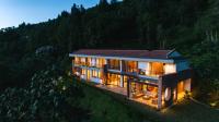 Hilltop Enchanting Villa with Stunning Views & Jacuzzi - B&B Medellín