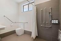 Queen Room with Roll-In Shower - Disability Access/Non Smoking