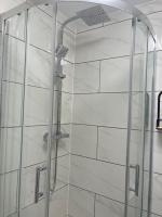 Self contained room, en-suite with separate lockable front door, located in an exclusive area - Ferienwohnung Wednesbury