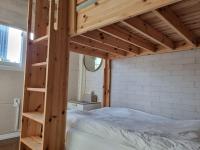 Tweepersoonskamer met 2 Aparte Bedden en Eigen Badkamer