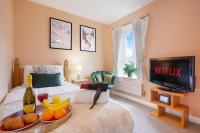 Charming 4 Bedroom House in Prime Location - Close to City Centre - Free Parking, Smart TVs and Landscaped Garden by Yoko Property - B&B
