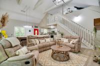 Smoky Mtn Home w/ Hot Tub: 10 Mi to Dollywood! - Bed and Breakfast Sevierville