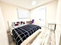 B&B Kitchener - Master Bedroom with Full Washroom, free wi-fi, free Parking near Fairview Park Mall ROOM 3 - Bed and Breakfast Kitchener