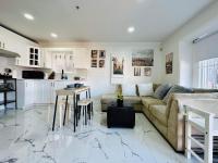 2BR 1BA Guest Suite with King Bed - Free Parking - Renfrew Station - Central Location - Chambres d’hôtes Vancouver