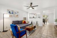 Golden Chest - Modern - UTSA Central - Fast WiFi - B&B