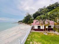 B&B Tanjung Bungah - Beach-Front Mini-Chalet - Private Beach Access, KTV, Seaview Pool, BBQ and Beyond! - Bed and Breakfast Tanjung Bungah
