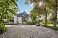 GUT KLETKAMP "Penthouse im Schloss" - Premium-Ferienwohnung mit 5 Schlafzimmern auf 400qm I Kamin I 2 Wohnzimmer I Garten & Terrasse I Wald- und Seeblick I Profi-Küche I 15 Min zur Ostsee I Parkplätze I WLAN - Bed and Breakfast Kletkamp
