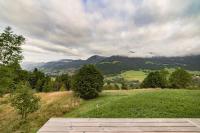 Luxury Megève Chalet, sleeps 8 with Mountain Views and Jacuzzi - Chambres d’hôtes Megève