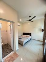 Chambre Lit Queen-Size - Vue sur Piscine