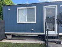 Sweet Cute blue tiny home with Pool and 2 minute drive to the beach - B&B