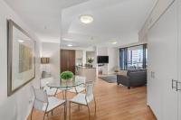 B&B Brisbane - Inner-City Vibes! 2Bed/1Bath/1Car/Pool/Balcony~CBD - Bed and Breakfast Brisbane